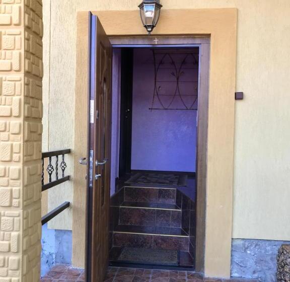 اتاق اکونومی, Villa L Vovskaia