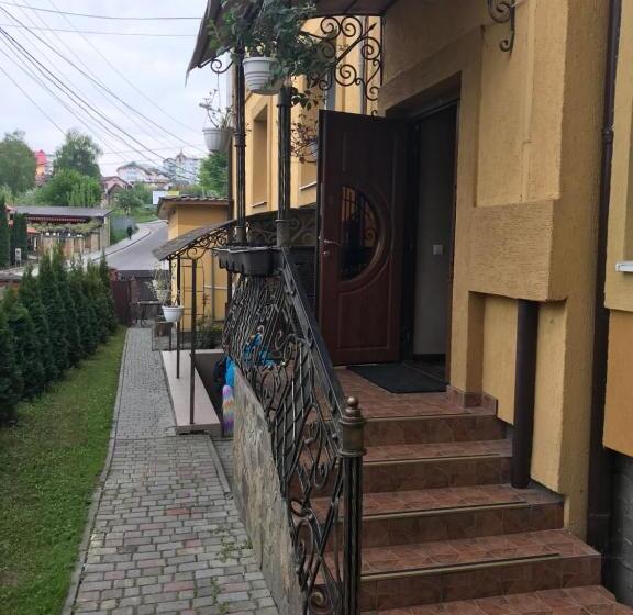 اتاق خانوادگی, Villa L Vovskaia