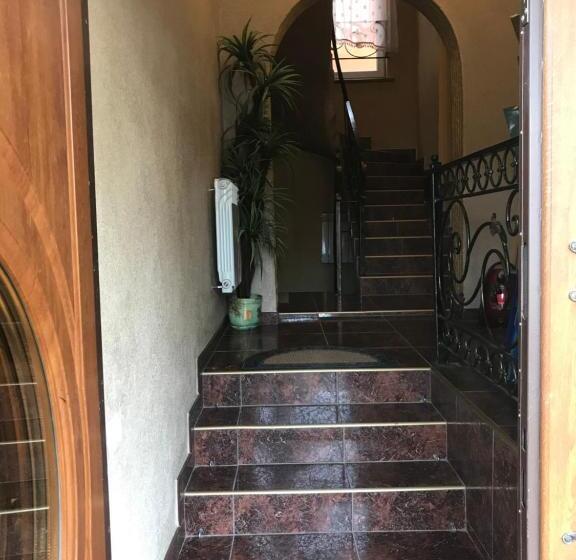 اتاق خانوادگی, Villa L Vovskaia