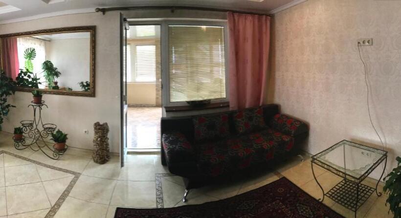 اتاق خانوادگی, Villa L Vovskaia