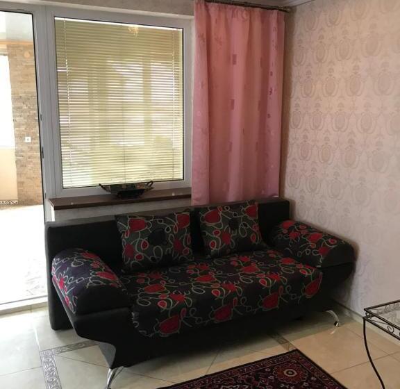 اتاق خانوادگی, Villa L Vovskaia