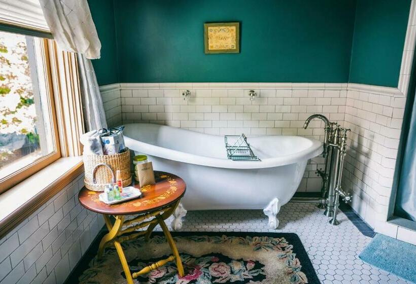 Номер Deluxe с Гидромассажем, Hummingbird Inn