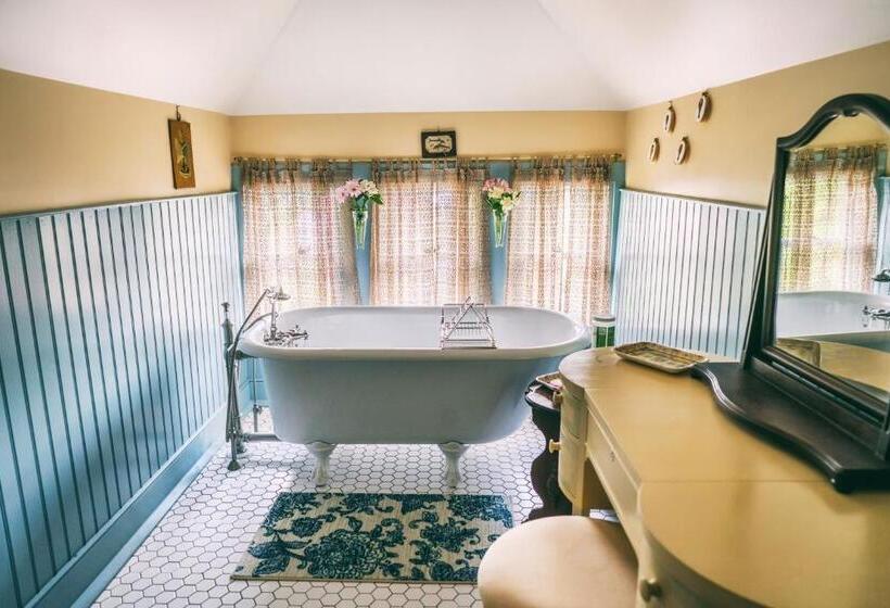 اتاق پریمیوم چهارنفره, Hummingbird Inn