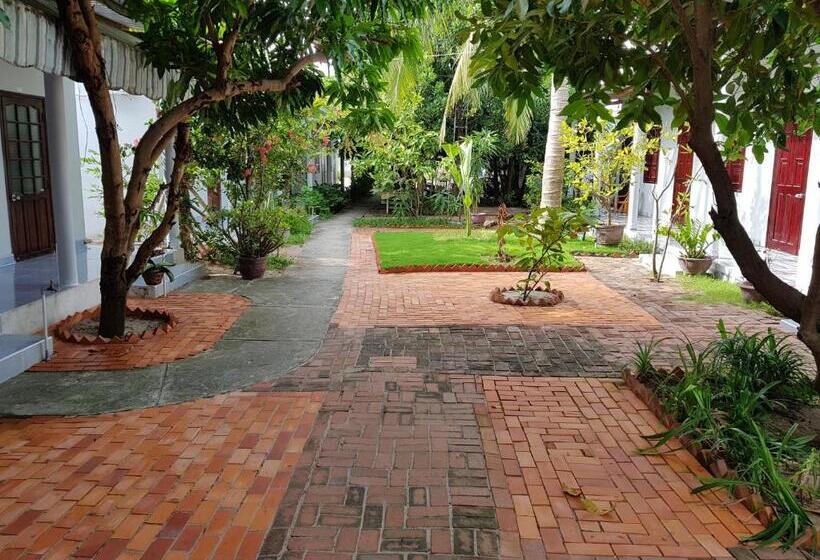 اتاق استاندارد چهارنفره با چشم‌انداز باغ, Cay Phuong Guesthouse