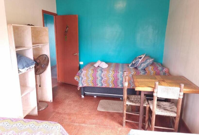 庭の見えるスタンダードトリプルルーム, Hostal Vieroto