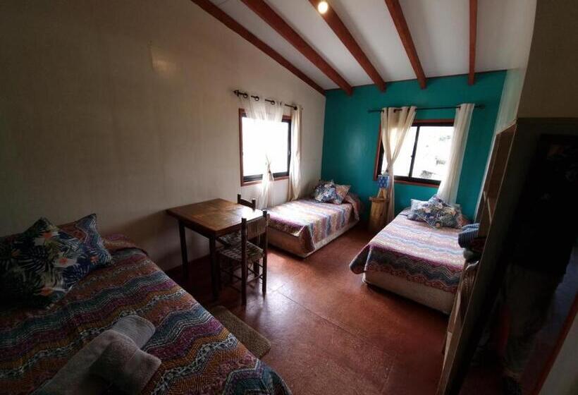 庭の見えるスタンダードトリプルルーム, Hostal Vieroto