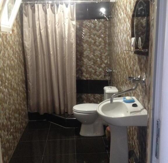 Economy Triple Room, Natia