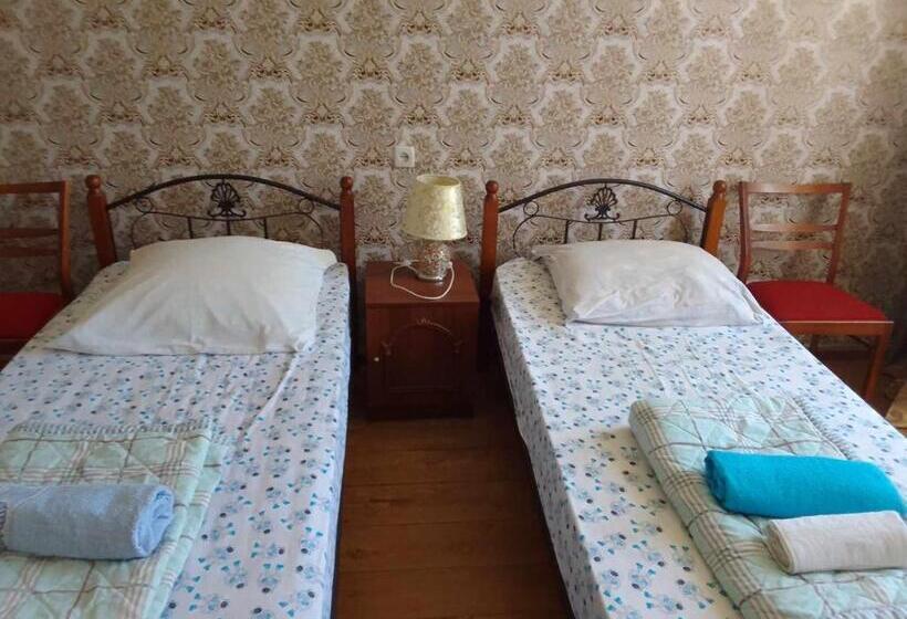 Economy Triple Room, Natia