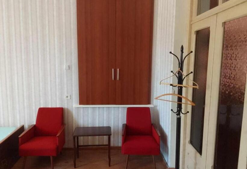 Economy Triple Room, Natia