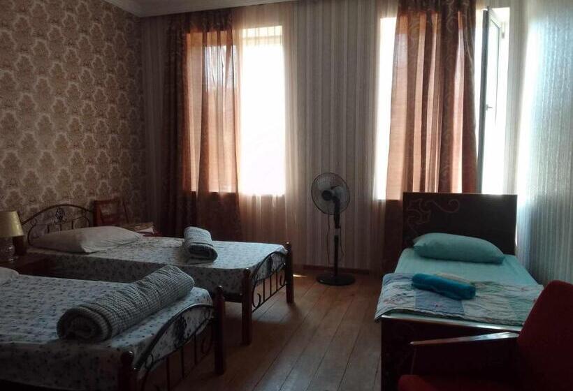 Economy Triple Room, Natia