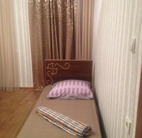 Economy Triple Room, Natia