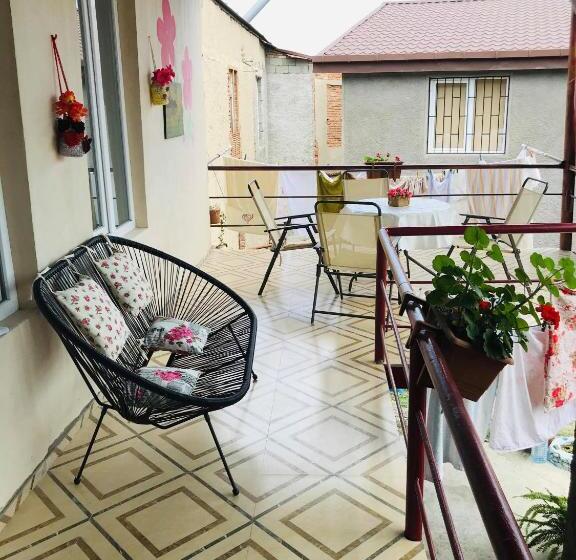 Economy Triple Room, Natia