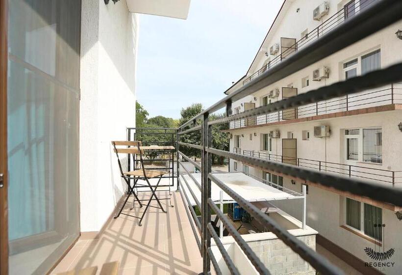 اتاق استاندارد سه تخته با بالکن, Regency Villa