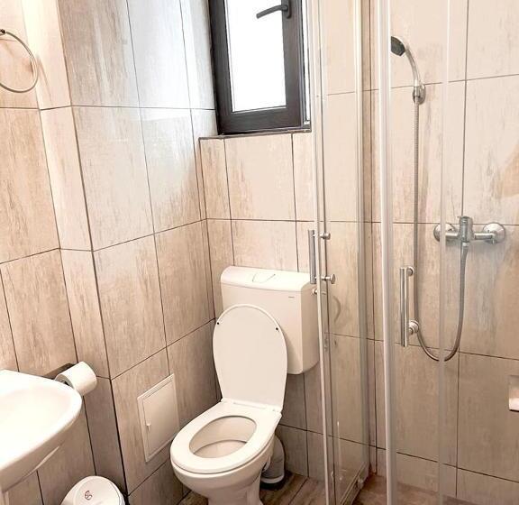 اتاق استاندارد چهارنفره با بالکن, Regency Villa