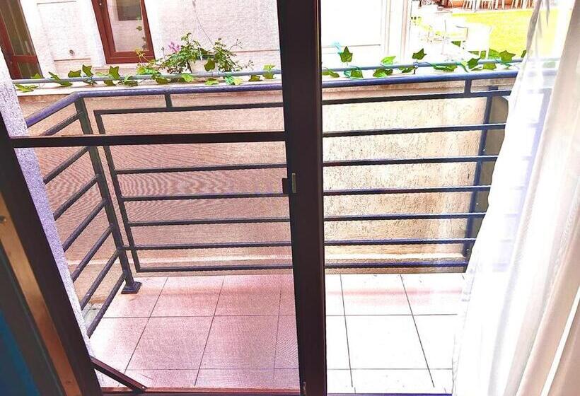 اتاق استاندارد چهارنفره با بالکن, Regency Villa