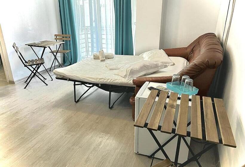 اتاق استاندارد چهارنفره با بالکن, Regency Villa