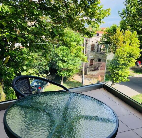 标准间, Anna By The Sea