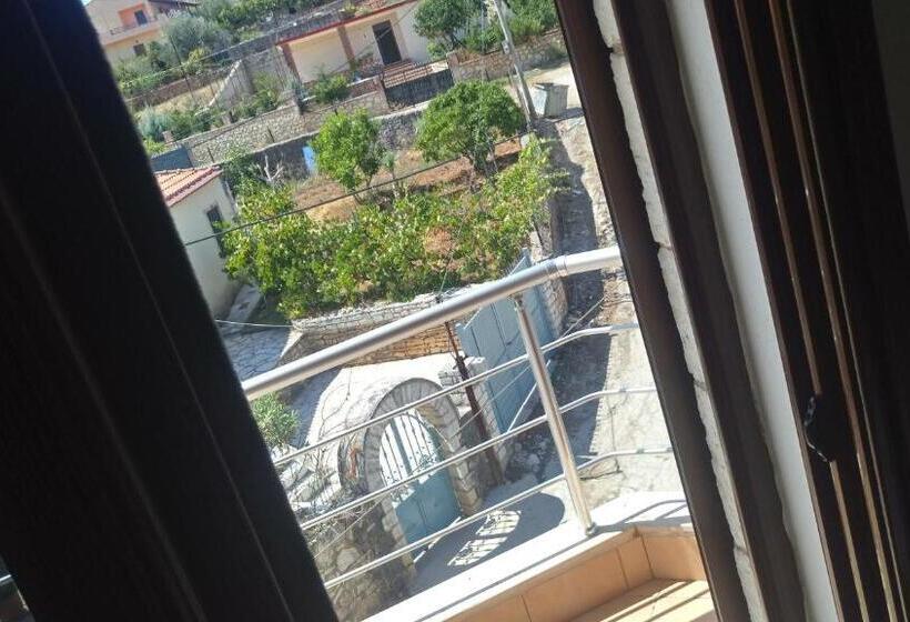 غرفة عائلية, Eglent's Tourist House