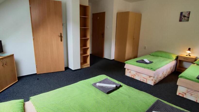 חדר סטנדרט לארבעה, Penzion Pod Třešňovkou