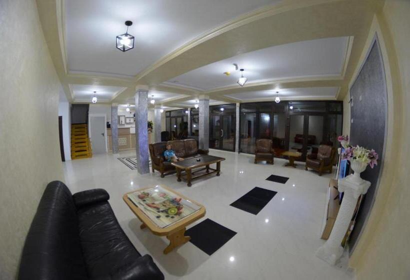 标准工作室带阳台, Razvan Holiday