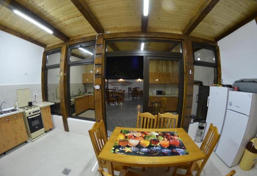 标准工作室带阳台, Razvan Holiday