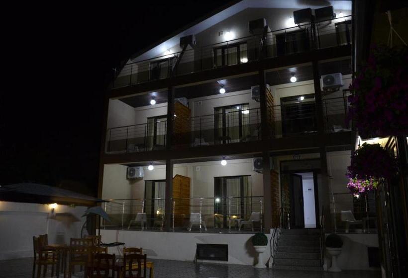 标准工作室带阳台, Razvan Holiday