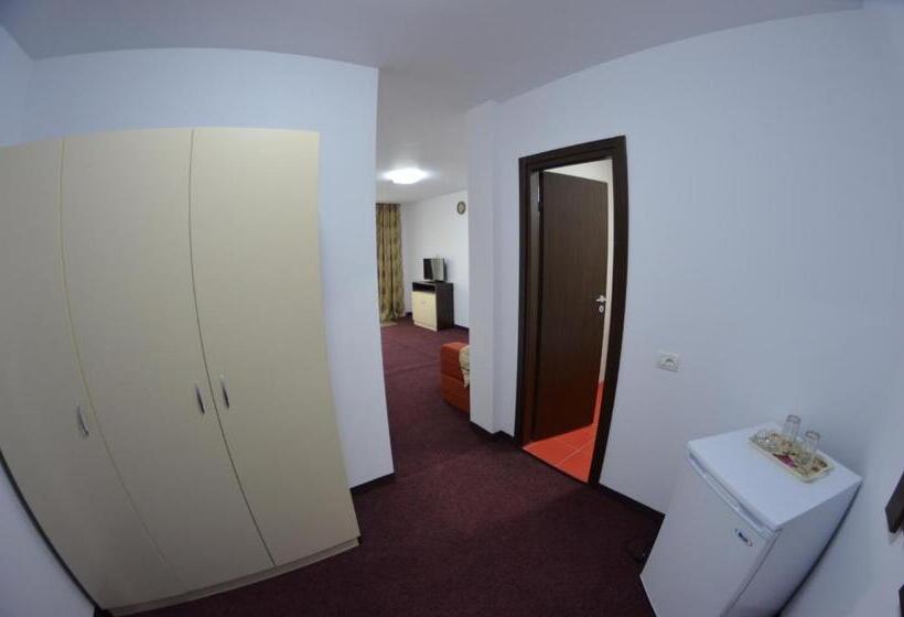 家庭间, Razvan Holiday