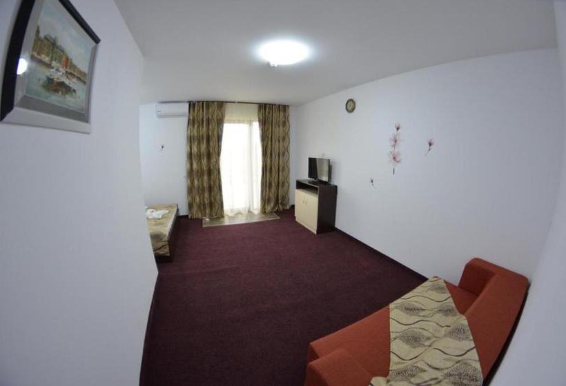 家庭间, Razvan Holiday