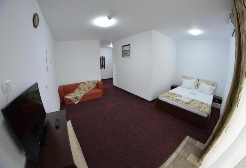 家庭间, Razvan Holiday