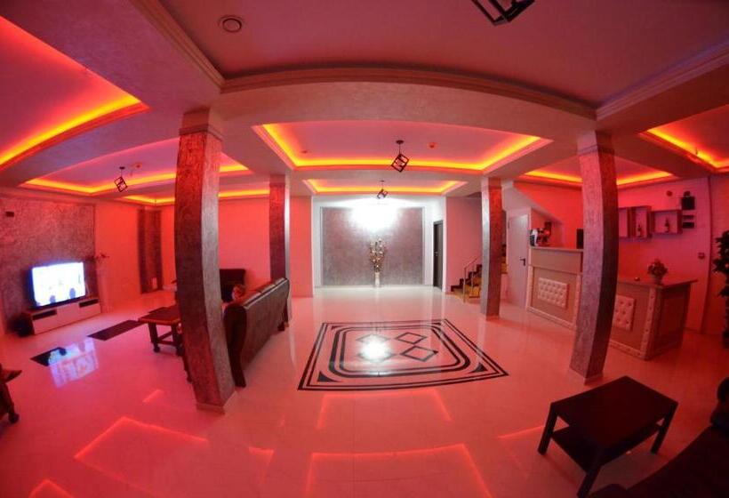 家庭间, Razvan Holiday