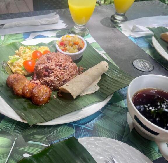 اتاق خانوادگی, Ukinca B&b