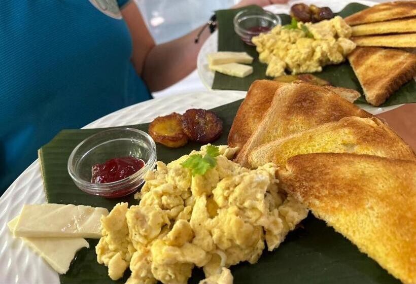 اتاق خانوادگی, Ukinca B&b