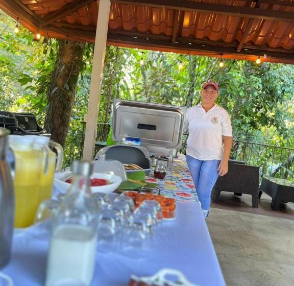 اتاق خانوادگی, Ukinca B&b