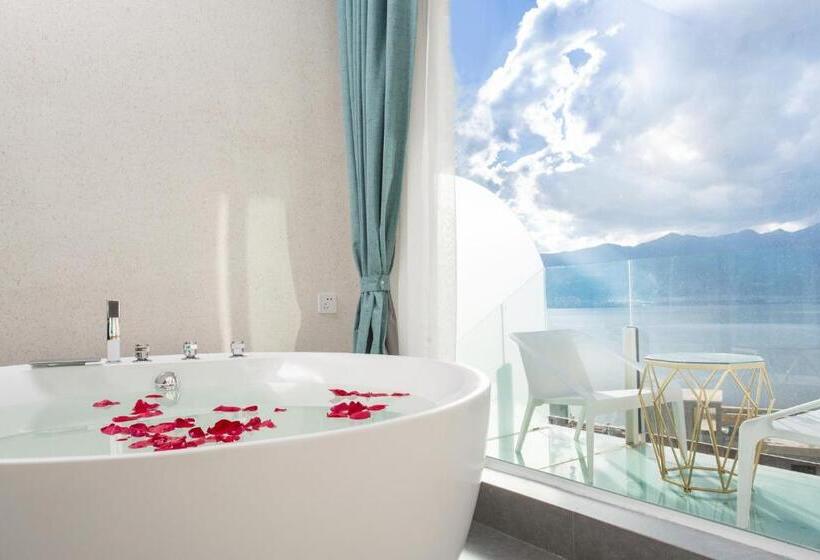 غرفة ديلوكس مطلّة علي البحر مزوَّدة بشُرفة, Butterfy Seaview Resort Villa