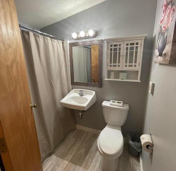 Студия Стандарт, Clear River Inn And Tavern