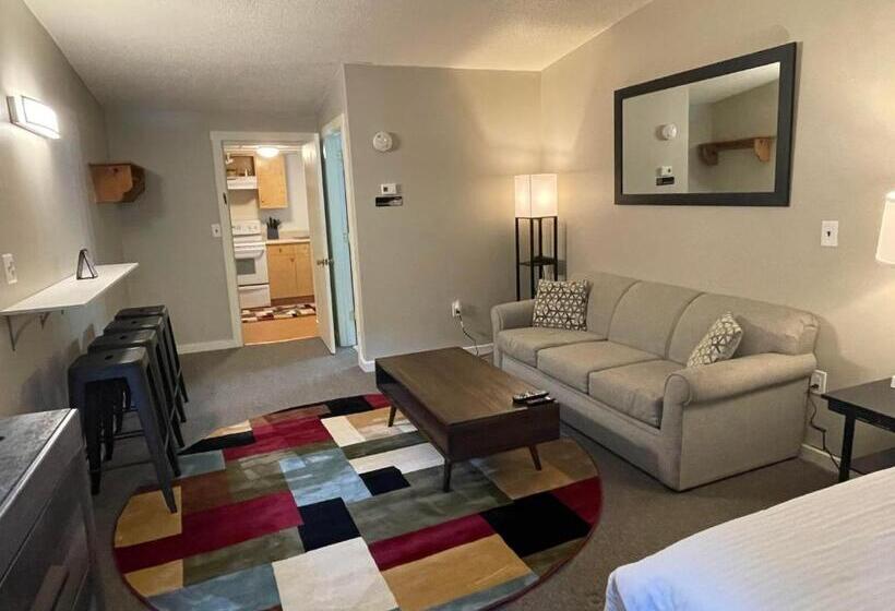 Студия Стандарт, Clear River Inn And Tavern