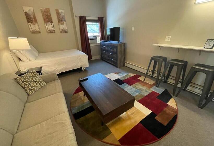 Студия Стандарт, Clear River Inn And Tavern