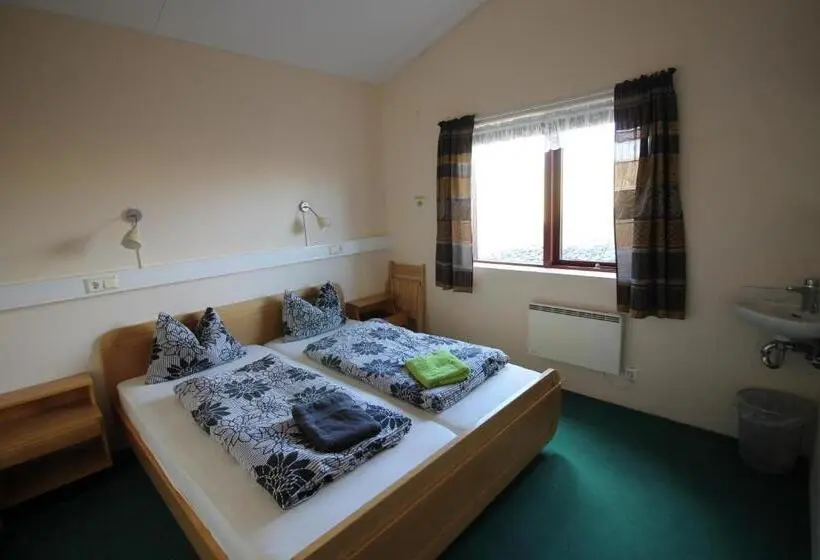 اتاق استاندارد با سرویس بهداشتی مشترک, Hvoll Hostel
