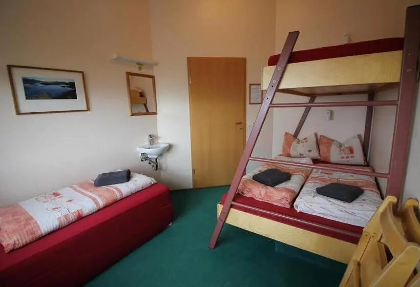اتاق استاندارد سه تخته با سرویس بهداشتی مشترک, Hvoll Hostel