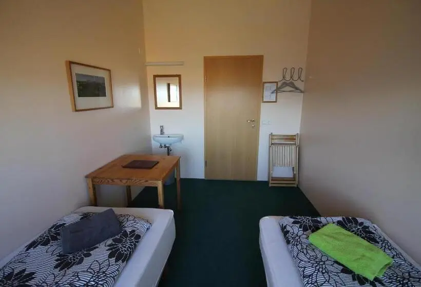 اتاق استاندارد با سرویس بهداشتی مشترک, Hvoll Hostel