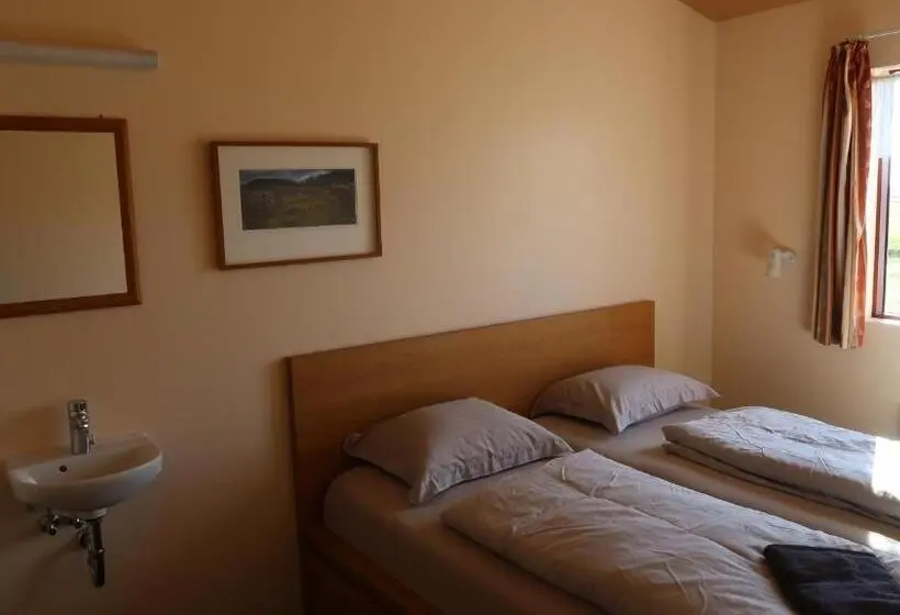 اتاق استاندارد با سرویس بهداشتی مشترک, Hvoll Hostel