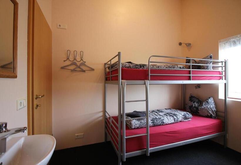 اتاق خانوادگی با سرویس بهداشتی مشترک, Hvoll Hostel