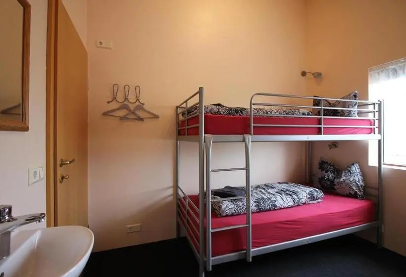 اتاق خانوادگی با سرویس بهداشتی مشترک, Hvoll Hostel