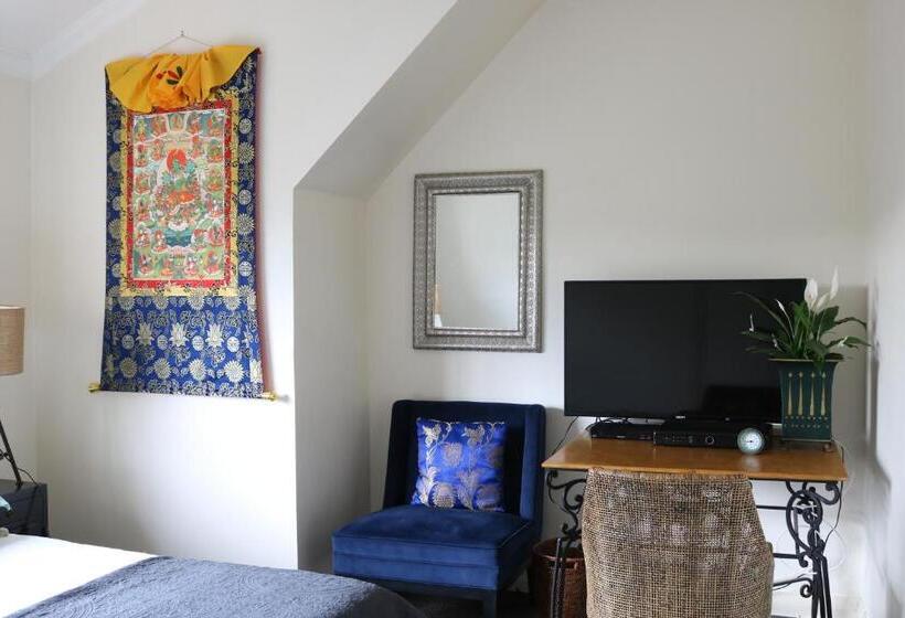 Standard Room Shared Bathroom, Nyima Tashi Buddhist Centre