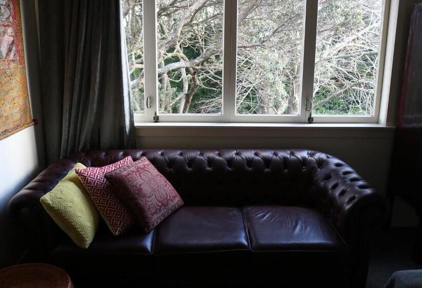 Suite, Nyima Tashi Buddhist Centre