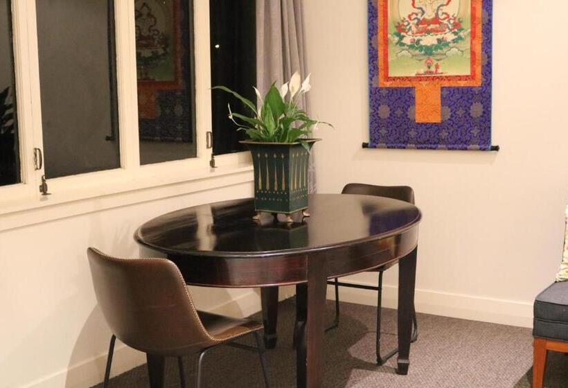 Suite, Nyima Tashi Buddhist Centre