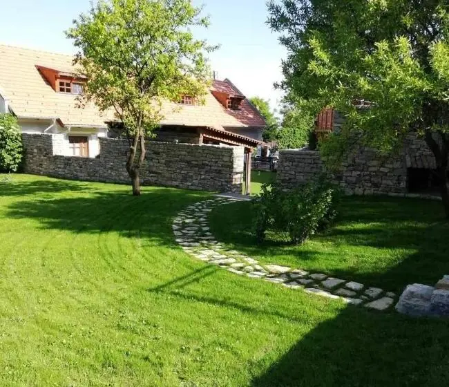اتاق دوبلکس, Arácsi Vendégház