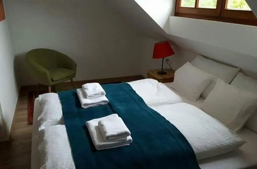 اتاق دوبلکس, Arácsi Vendégház