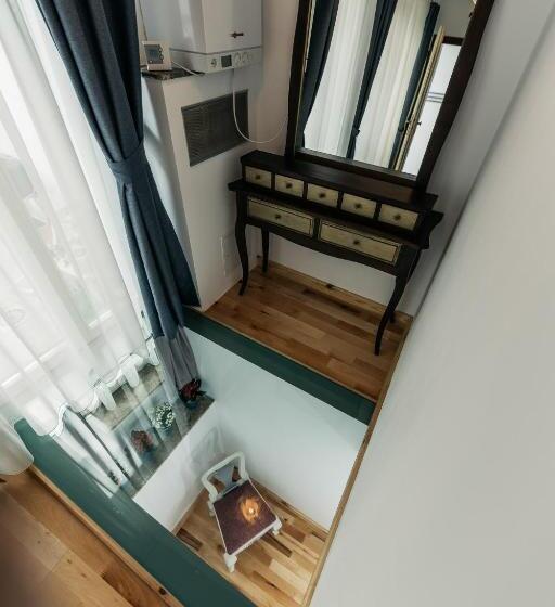 شقة غرفة واحدة, Yellowboot Apart