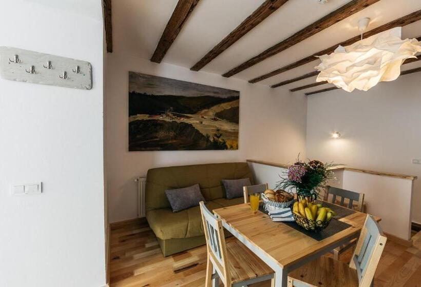 شقة غرفة واحدة, Yellowboot Apart